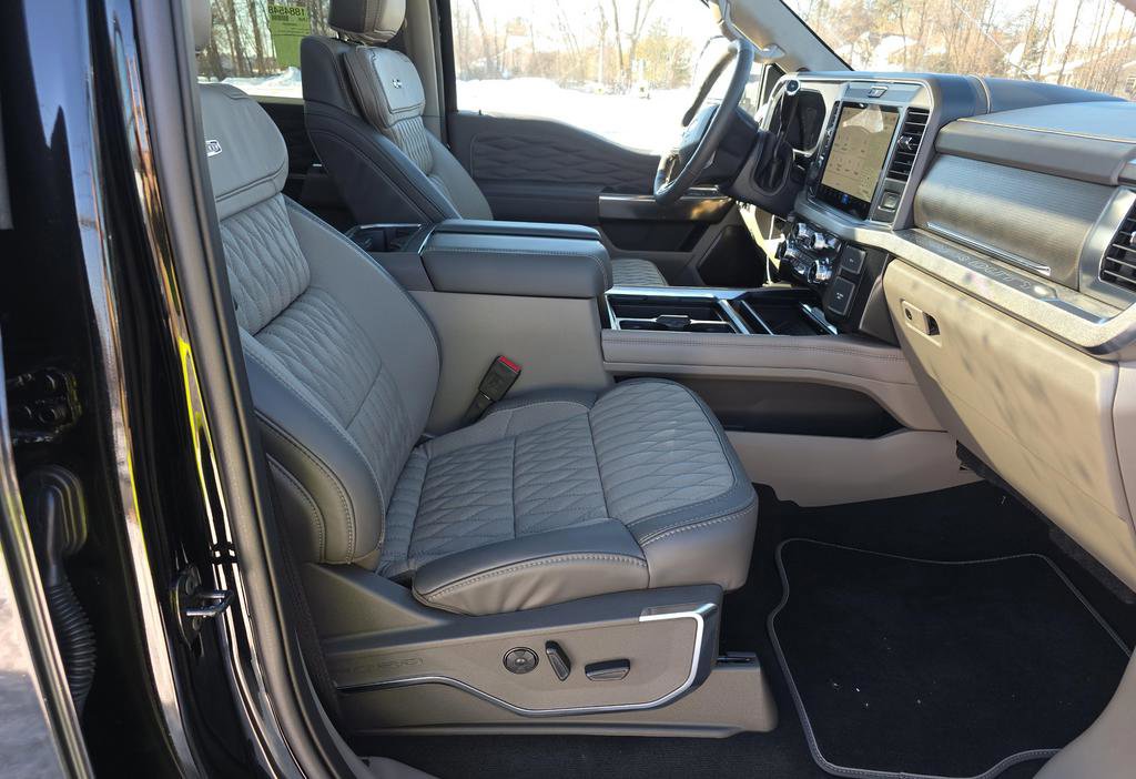 Used 2025 Ford F450 Platinum w/ Platinum Plus Package image 2