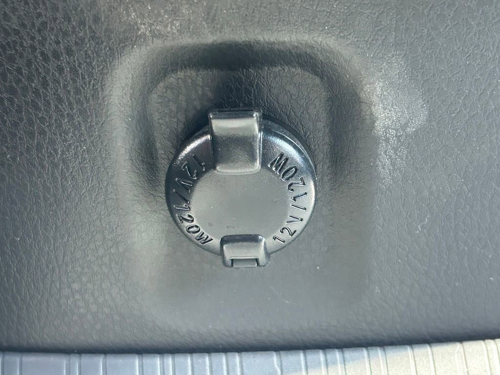 Used 2025 Toyota Sienna XLE image 31