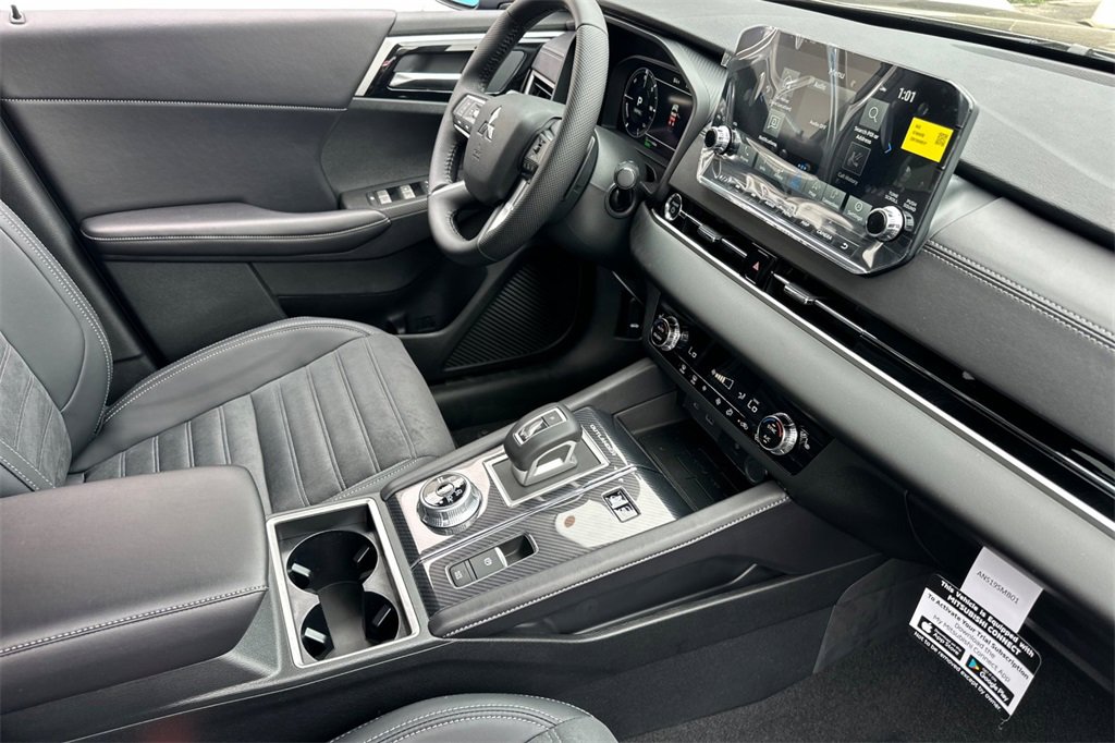 New 2025 Mitsubishi Outlander SE image 16