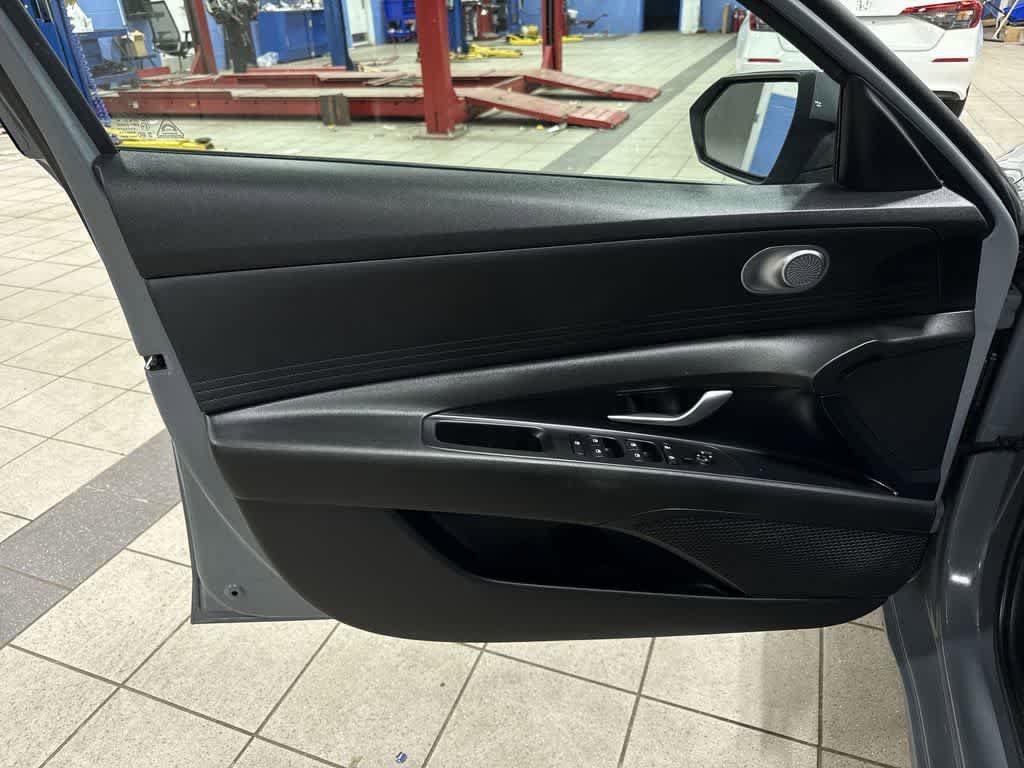 Used 2022 Hyundai Elantra SE FWD image 27