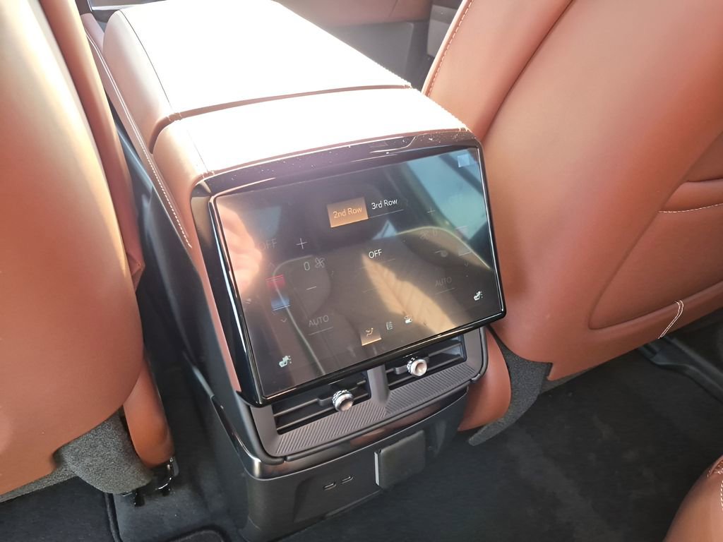 New 2026 Cadillac Vistiq Premium Luxury w/ LPO, Floor Liner Package AWD/4WD image 21