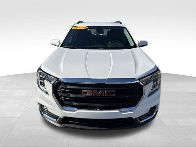 Used 2024 GMC Terrain SLE w/ Driver Convenience Package FWD image 2