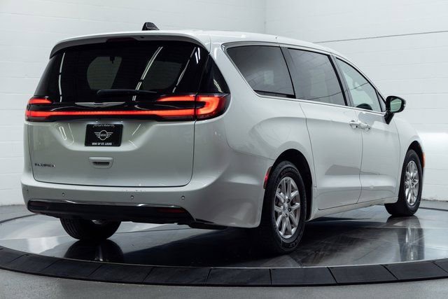 Used 2024 Chrysler Pacifica Touring-L image 10