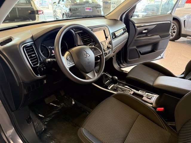 Used 2020 Mitsubishi Outlander ES FWD image 2