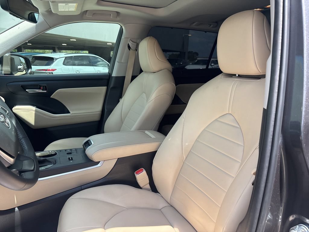 Used 2025 Toyota Highlander XLE FWD image 13