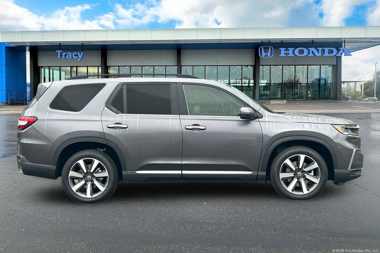 New 2025 Honda Pilot Touring image 3
