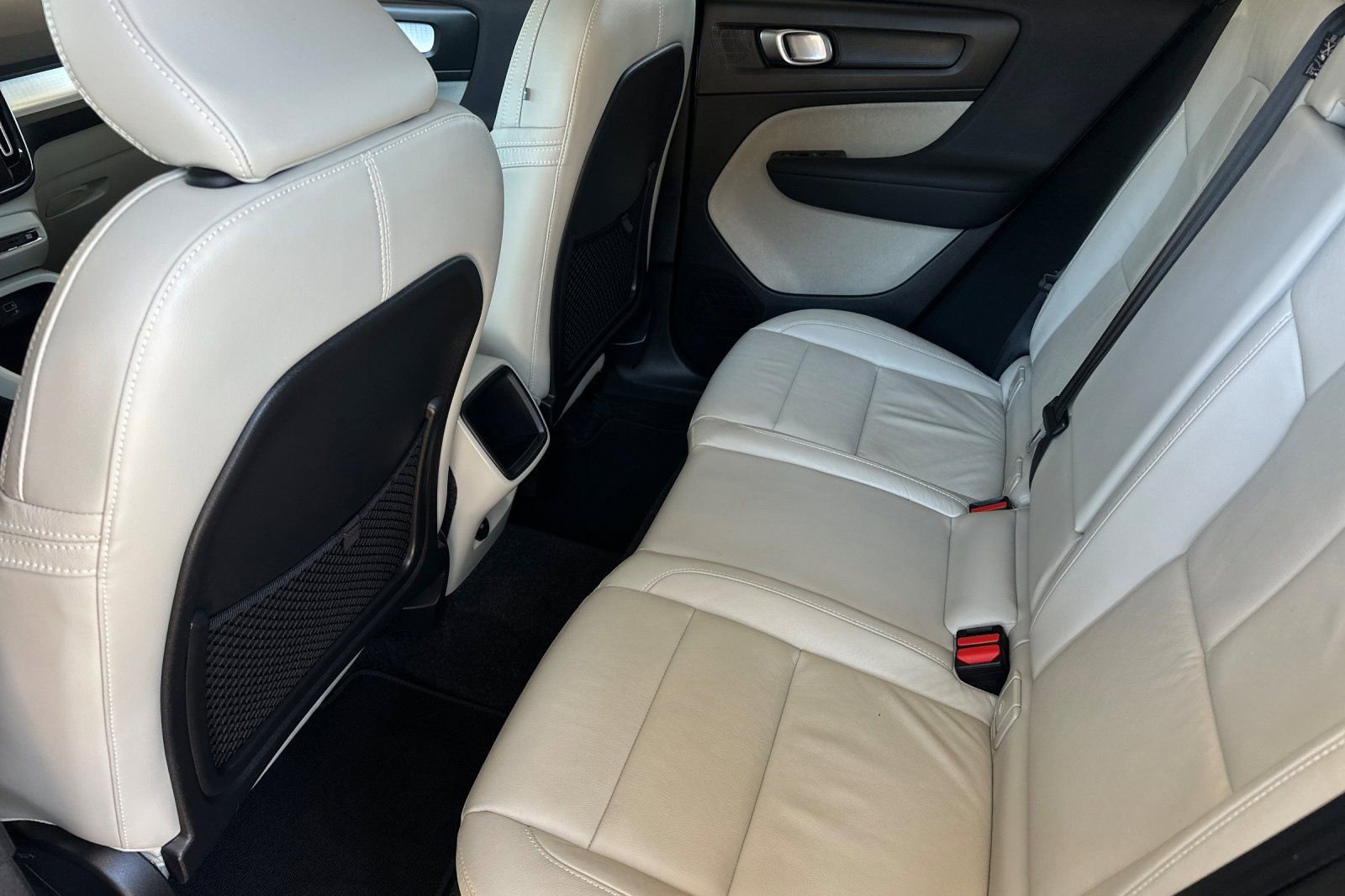 Used 2022 Volvo XC40 T5 Momentum image 11