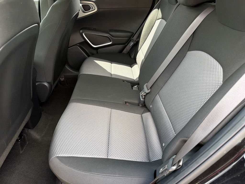 Used 2025 Kia Soul LX w/ LX Technology Package FWD image 11