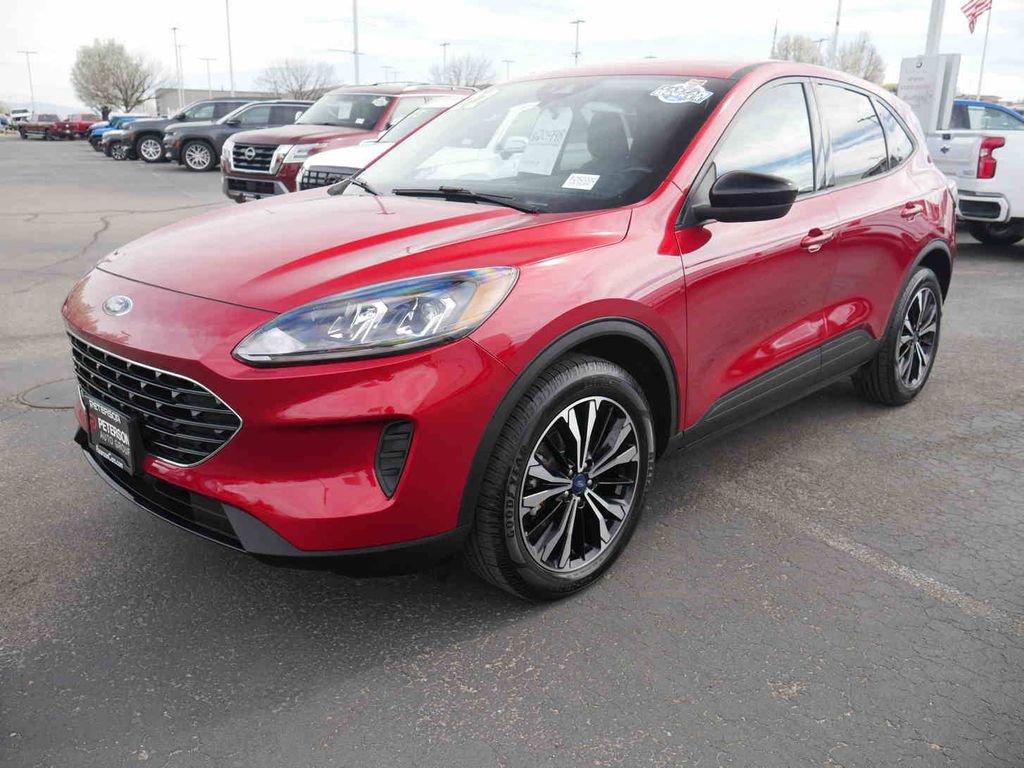 Used 2022 Ford Escape SE w/ SE Sport Appearance Package image 4