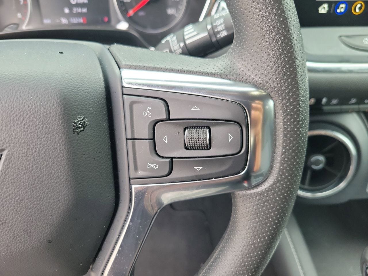 Used 2025 Chevrolet Blazer LT FWD image 24