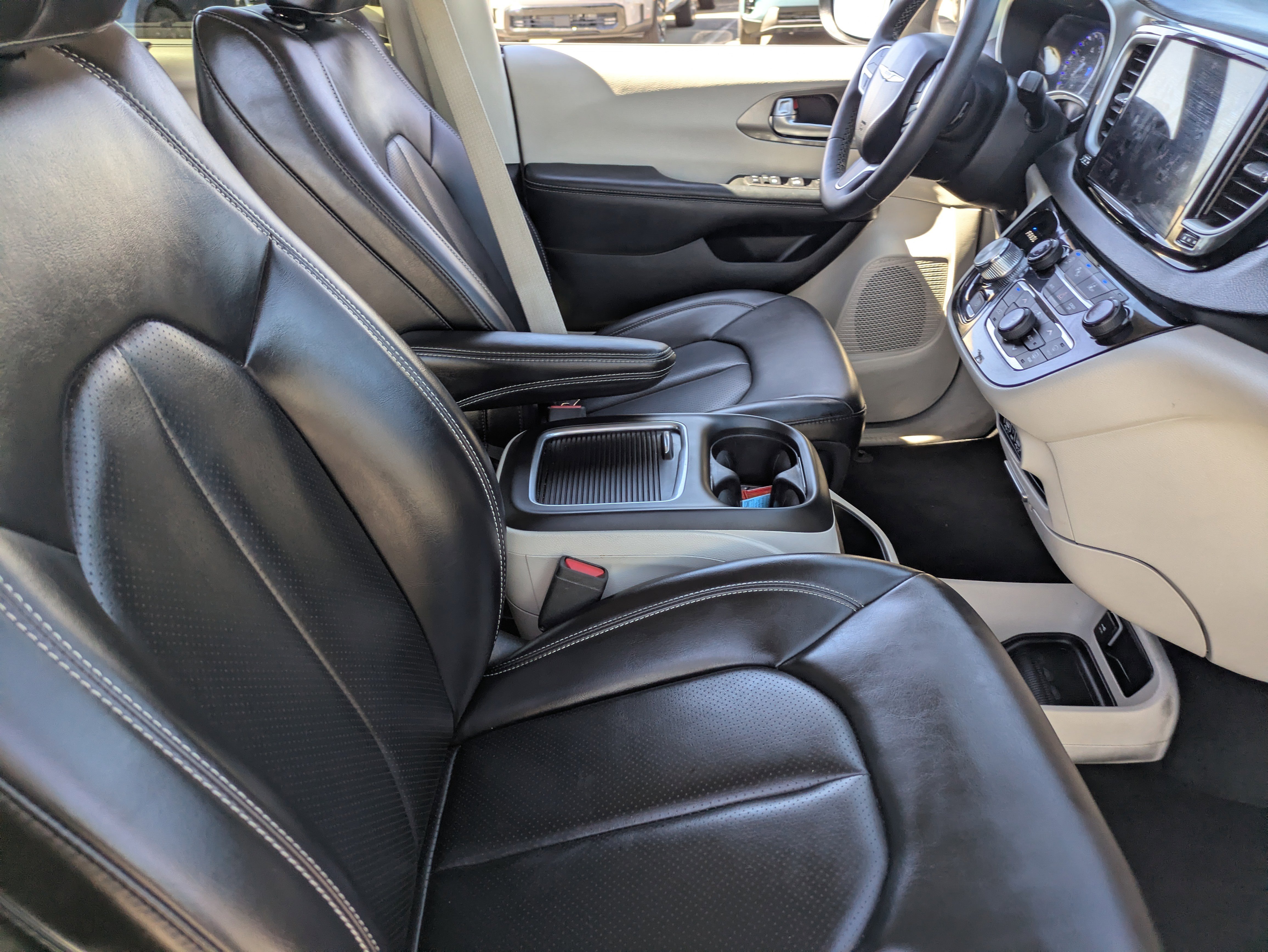 Used 2023 Chrysler Pacifica Touring-L FWD image 12