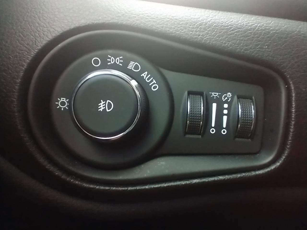 Used 2020 Jeep Renegade Latitude image 23