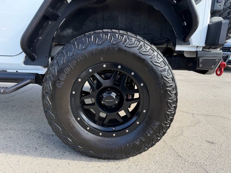 Used 2015 Jeep Wrangler Unlimited Sahara AWD/4WD image 9