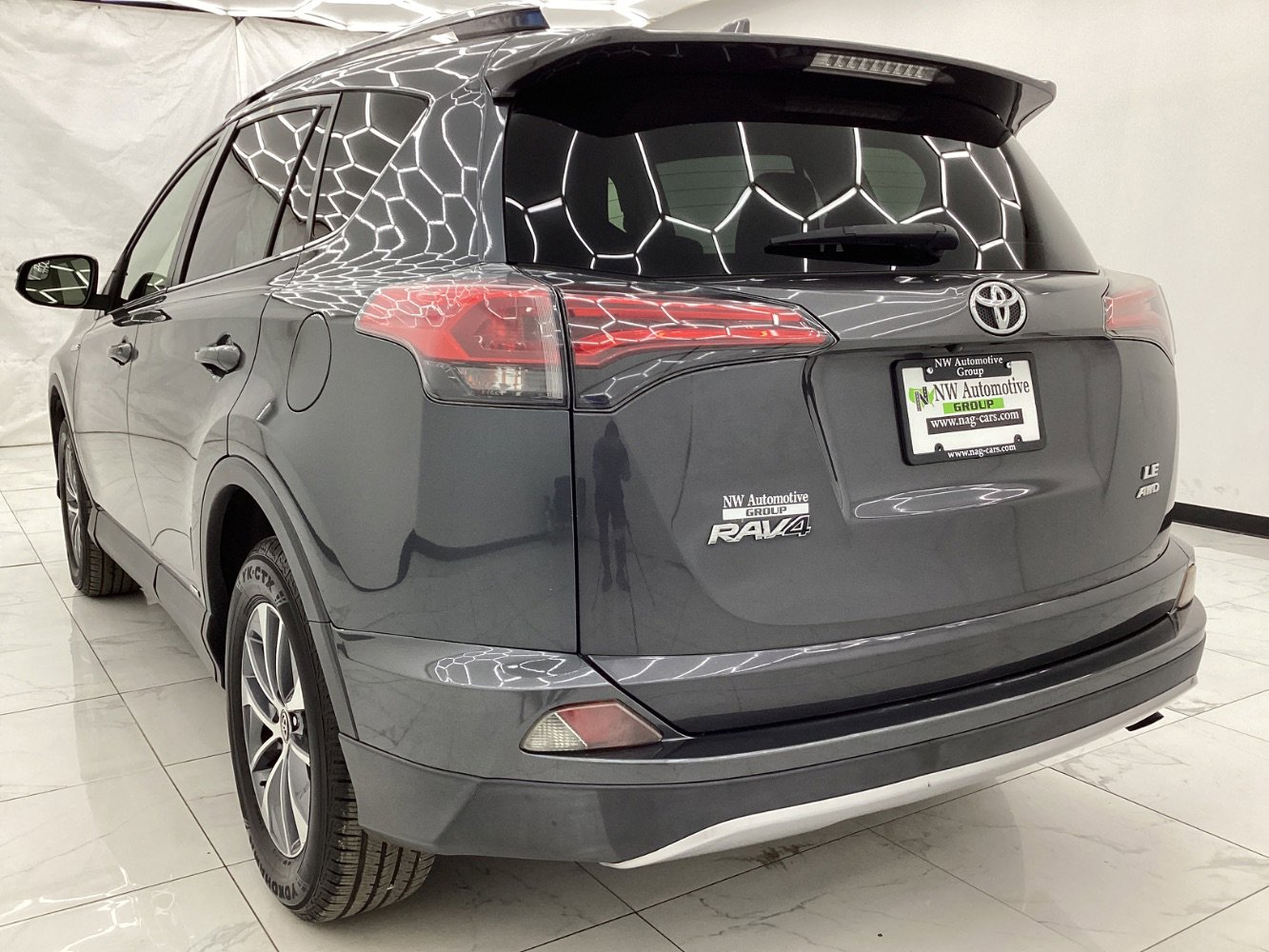 Used 2018 Toyota RAV4 LE image 9