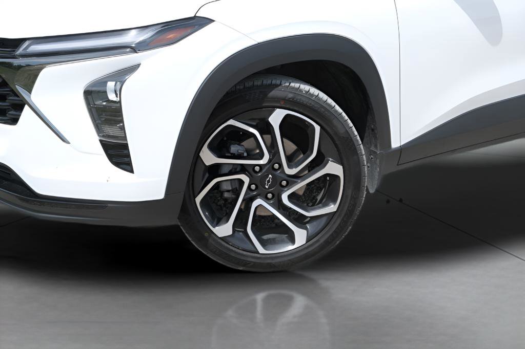 Used 2025 Chevrolet Trax RS w/ Sunroof Package image 35