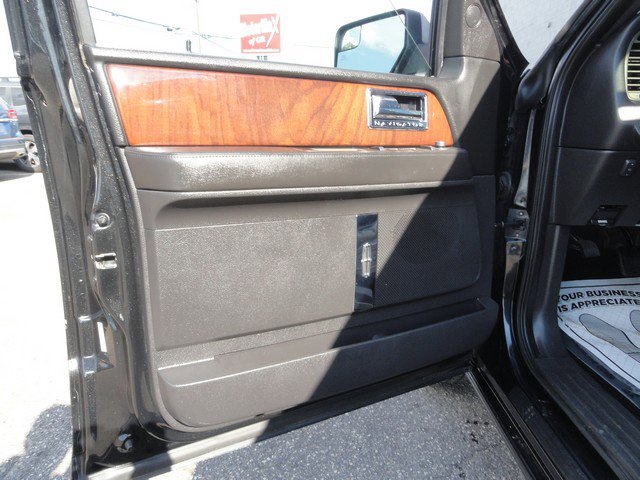 Used 2014 Lincoln Navigator L 4WD w/ Monochrome Appearance Package image 18
