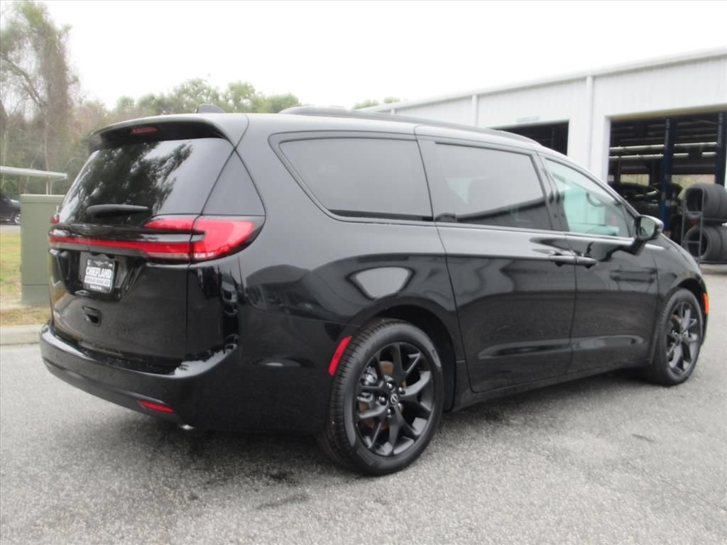 New 2026 Chrysler Pacifica Select w/ S Appearance Package FWD image 6