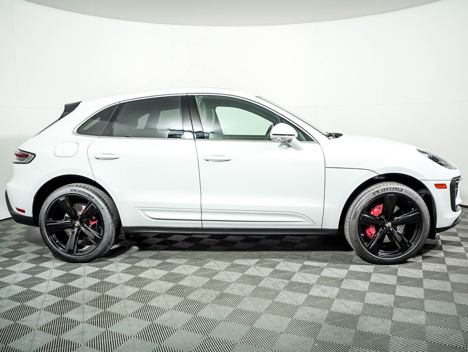 Certified 2025 Porsche Macan S AWD/4WD image 9