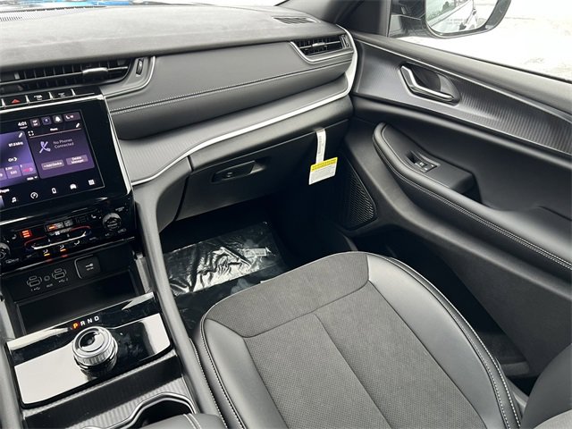 New 2025 Jeep Grand Cherokee Altitude image 33