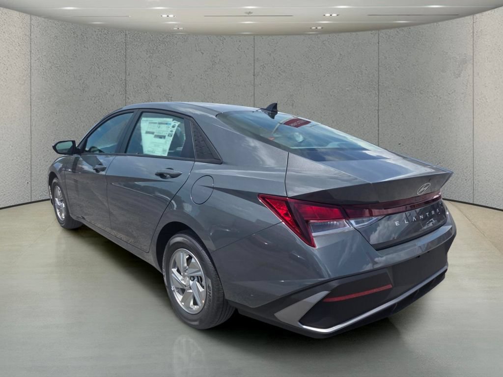 Used 2026 Hyundai Elantra SE FWD image 3
