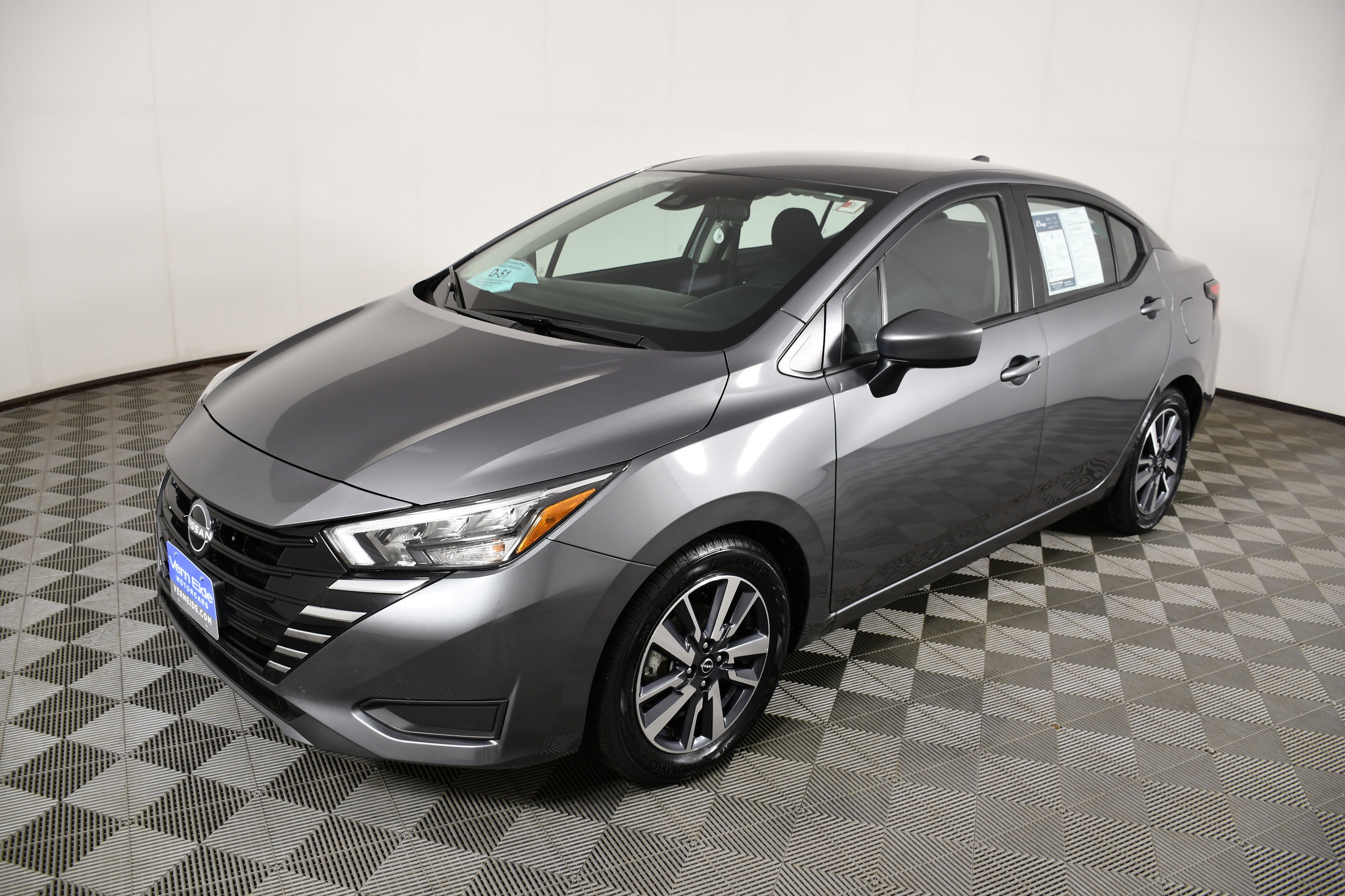 Used 2025 Nissan Versa SV FWD image 10