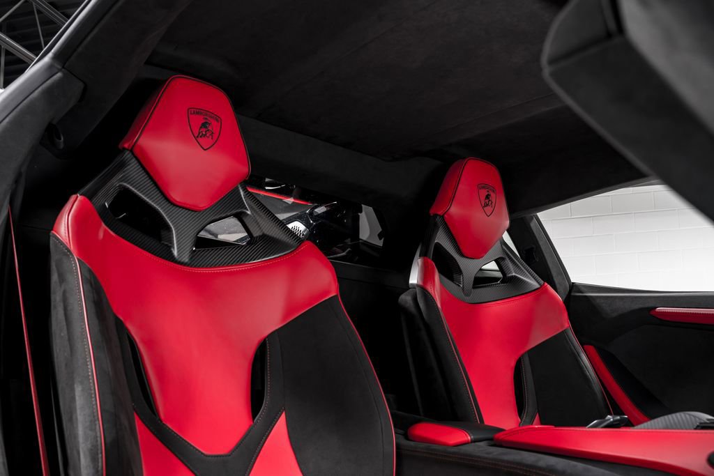 Used 2025 Lamborghini Revuelto image 35