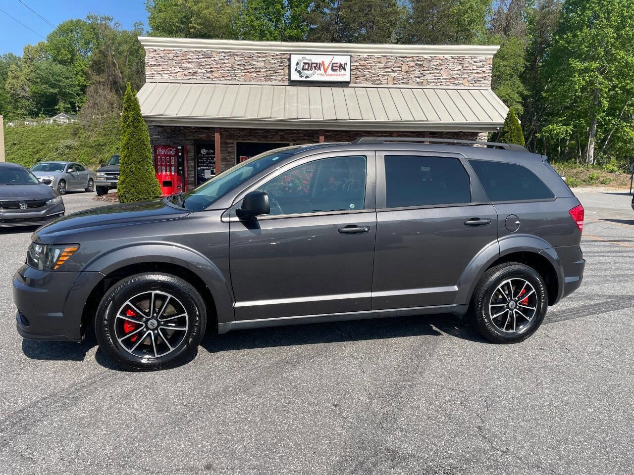 Used 2018 Dodge Journey SE w/ Blacktop Package FWD image 1