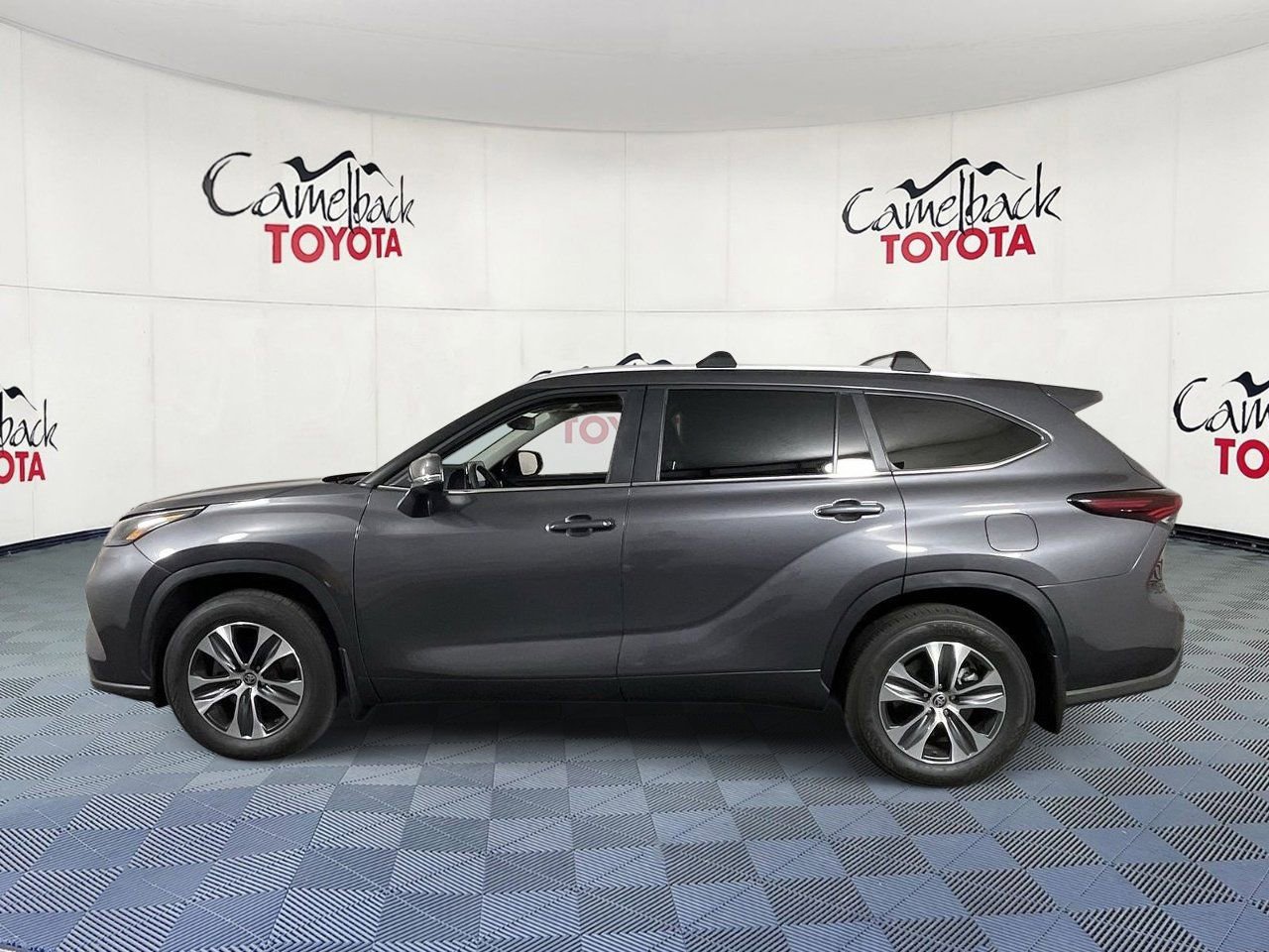 Used 2025 Toyota Highlander XLE image 4