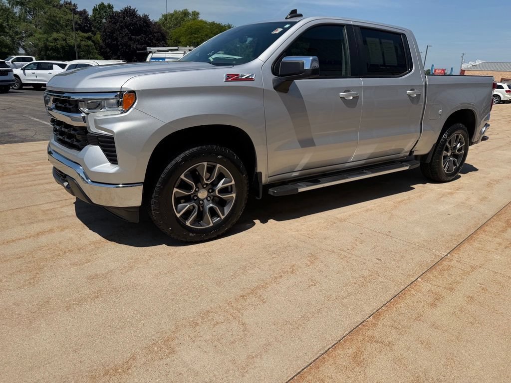 Used 2022 Chevrolet Silverado 1500 LT AWD/4WD image 7