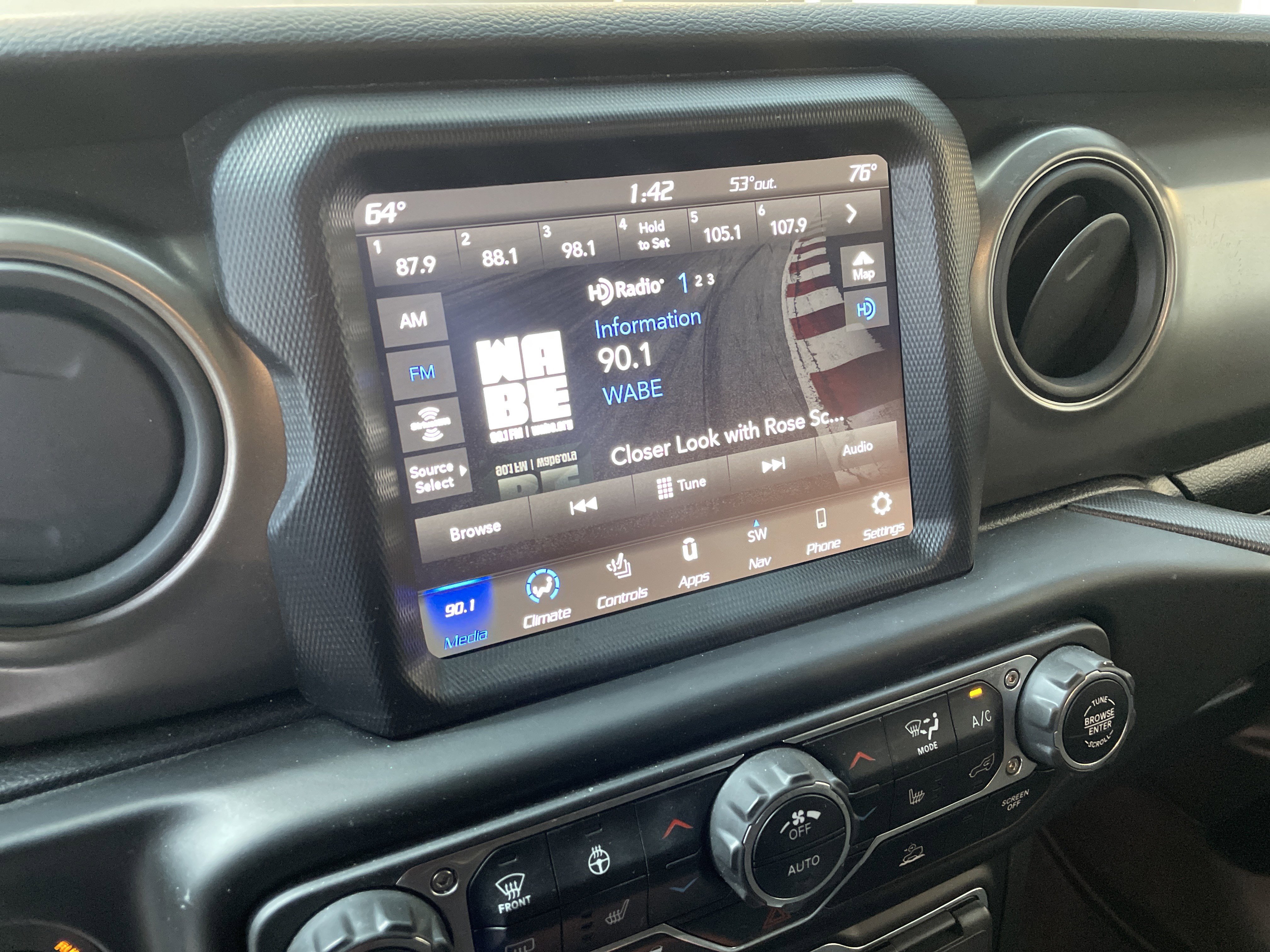 Used 2023 Jeep Wrangler Unlimited w/ Sun & Screen Package image 45