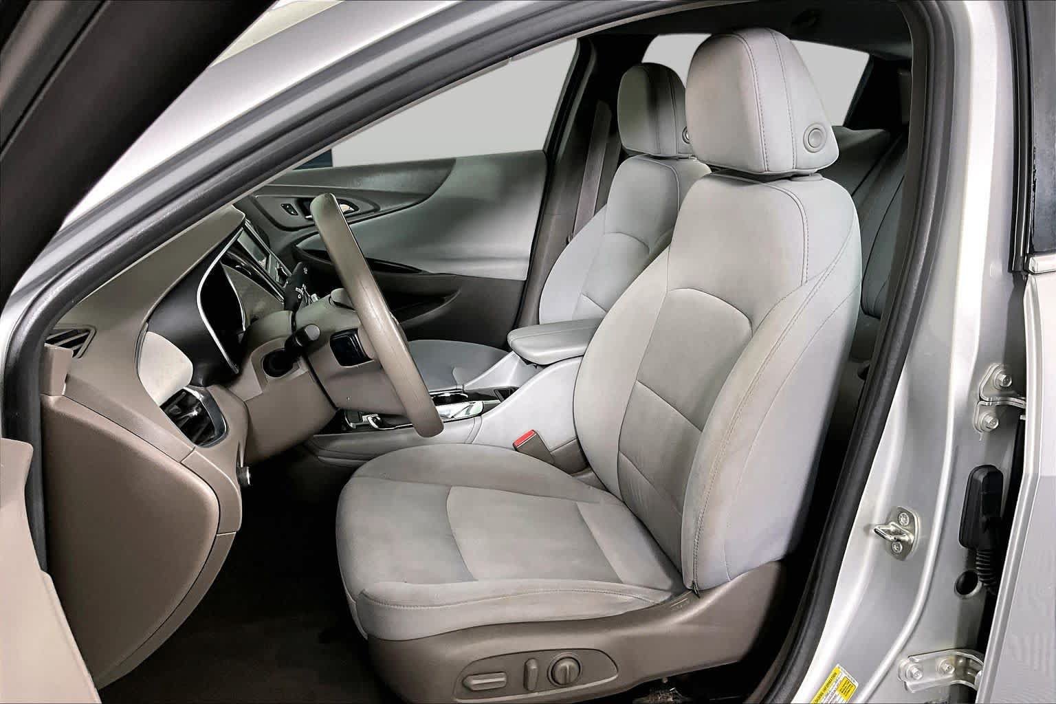 Used 2016 Chevrolet Malibu LT FWD image 7