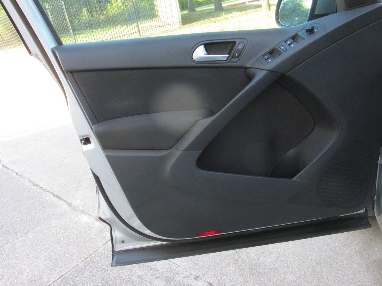 Used 2011 Volkswagen Tiguan S image 11