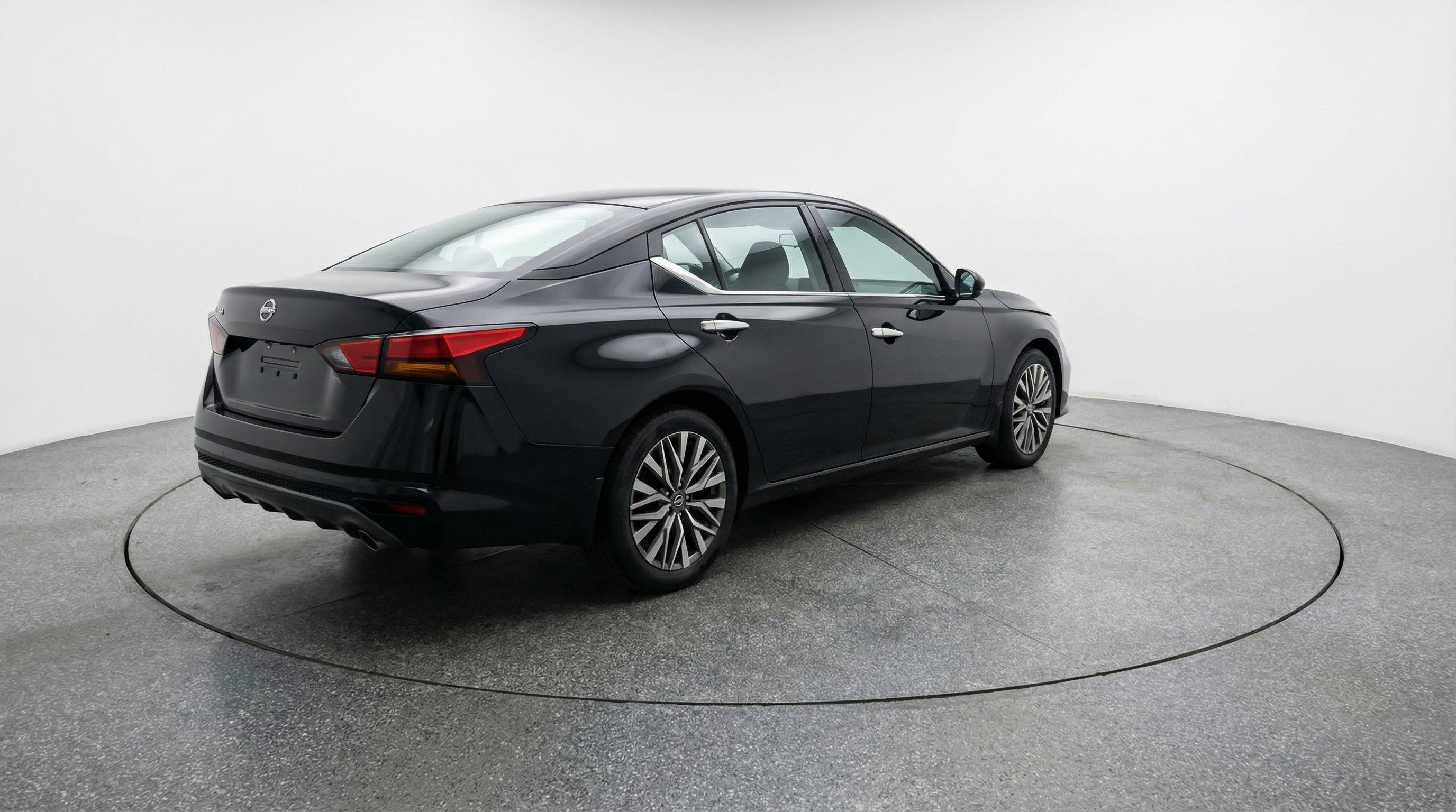 Used 2025 Nissan Altima 2.5 SV FWD image 9