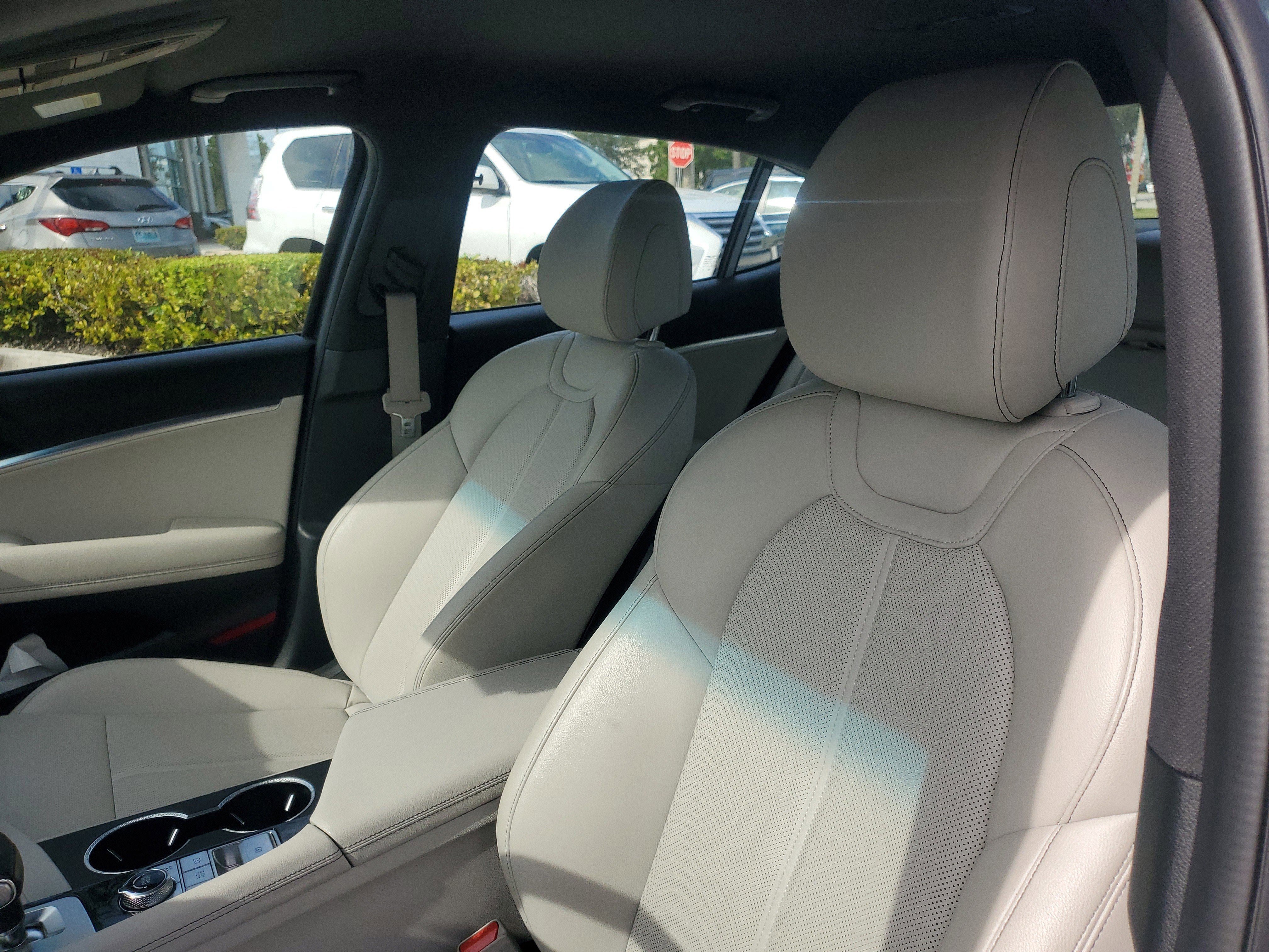 Used 2025 Genesis G70 2.5T image 17