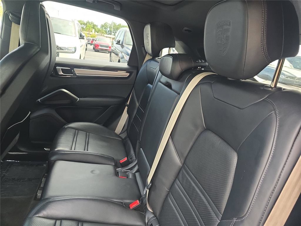 Used 2023 Porsche Cayenne Platinum Edition AWD/4WD image 10