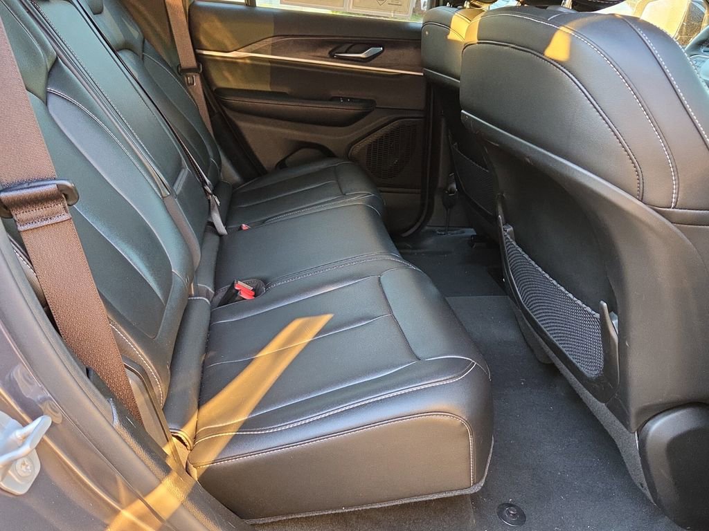 Used 2025 Jeep Grand Cherokee Limited AWD/4WD image 18