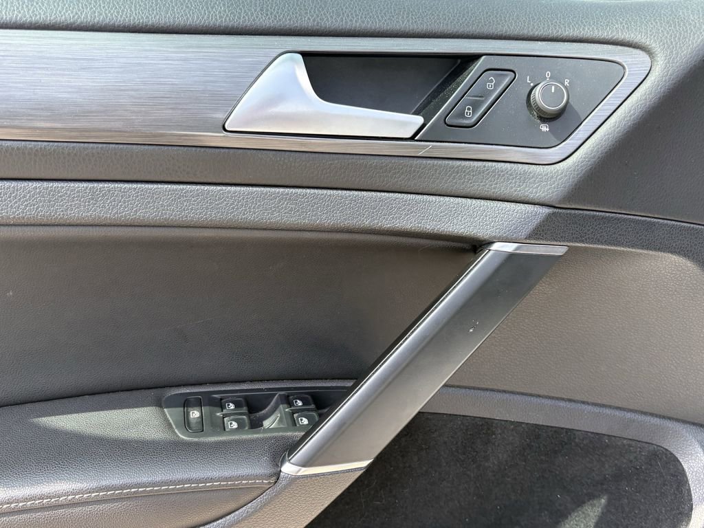 Used 2019 Volkswagen Golf SE image 11