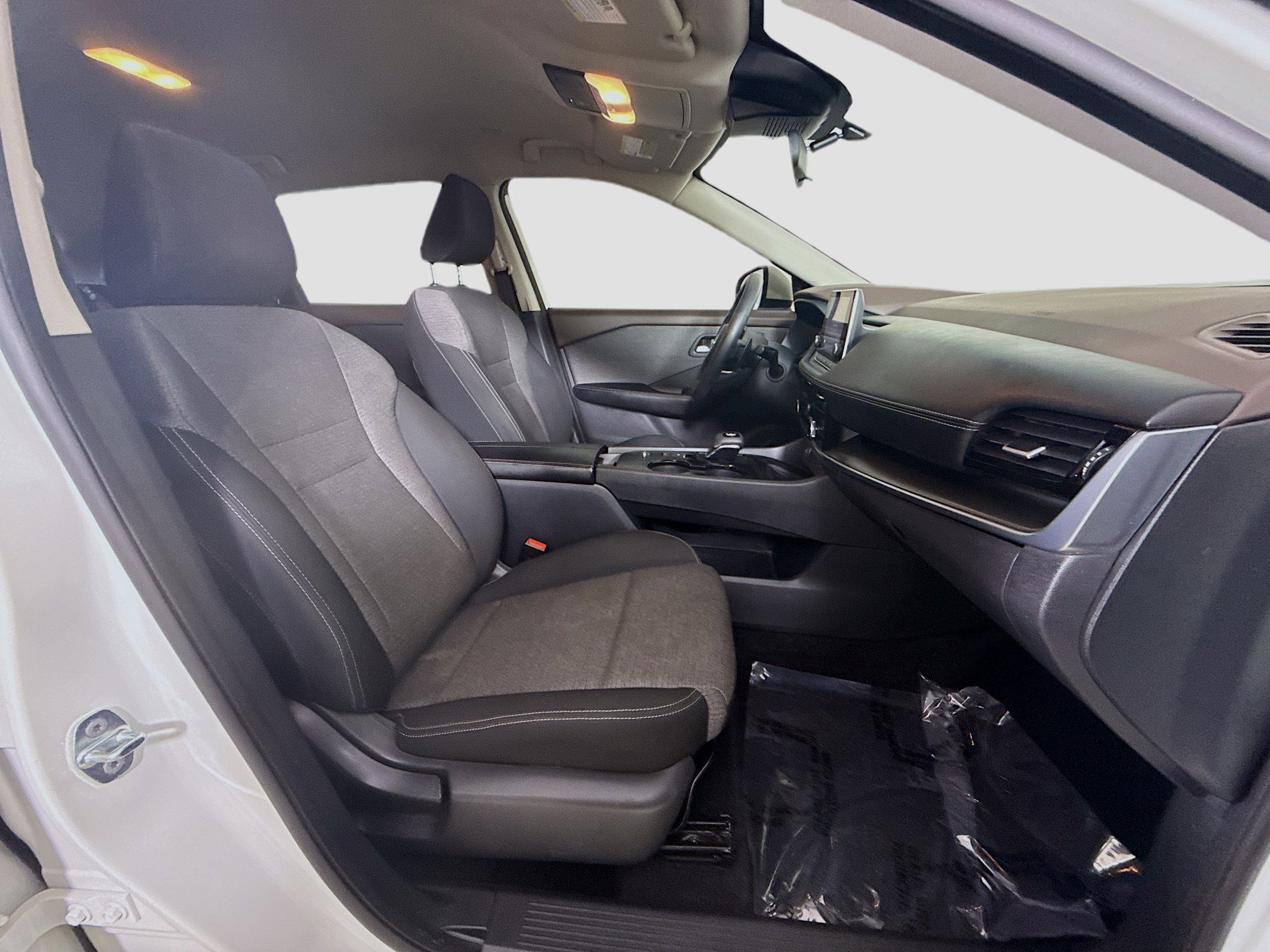 Used 2023 Nissan Rogue SV image 29