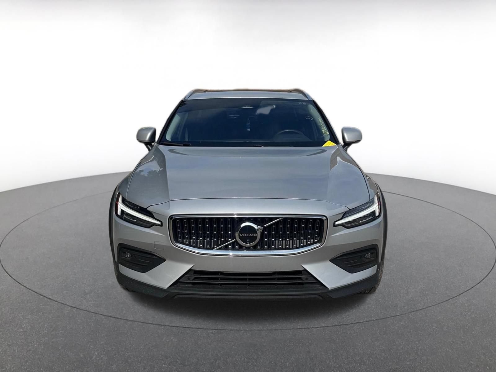 Used 2025 Volvo V60 B5 Cross Country Plus AWD/4WD image 3