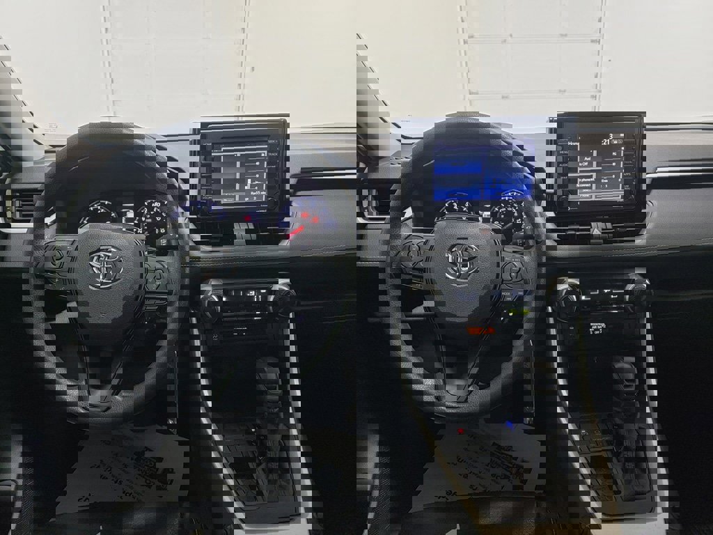 Used 2021 Toyota RAV4 LE image 12