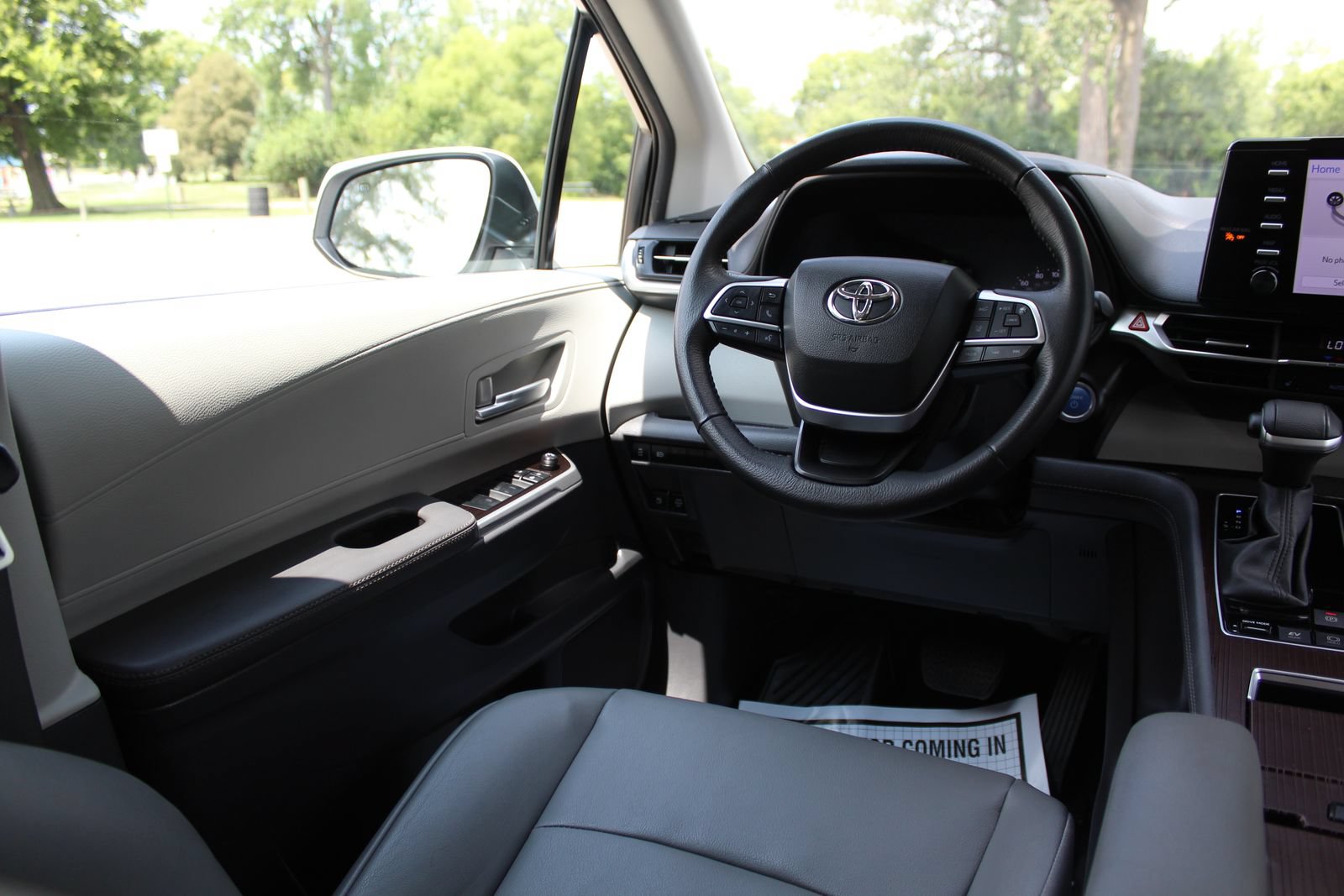Used 2024 Toyota Sienna XLE FWD image 10
