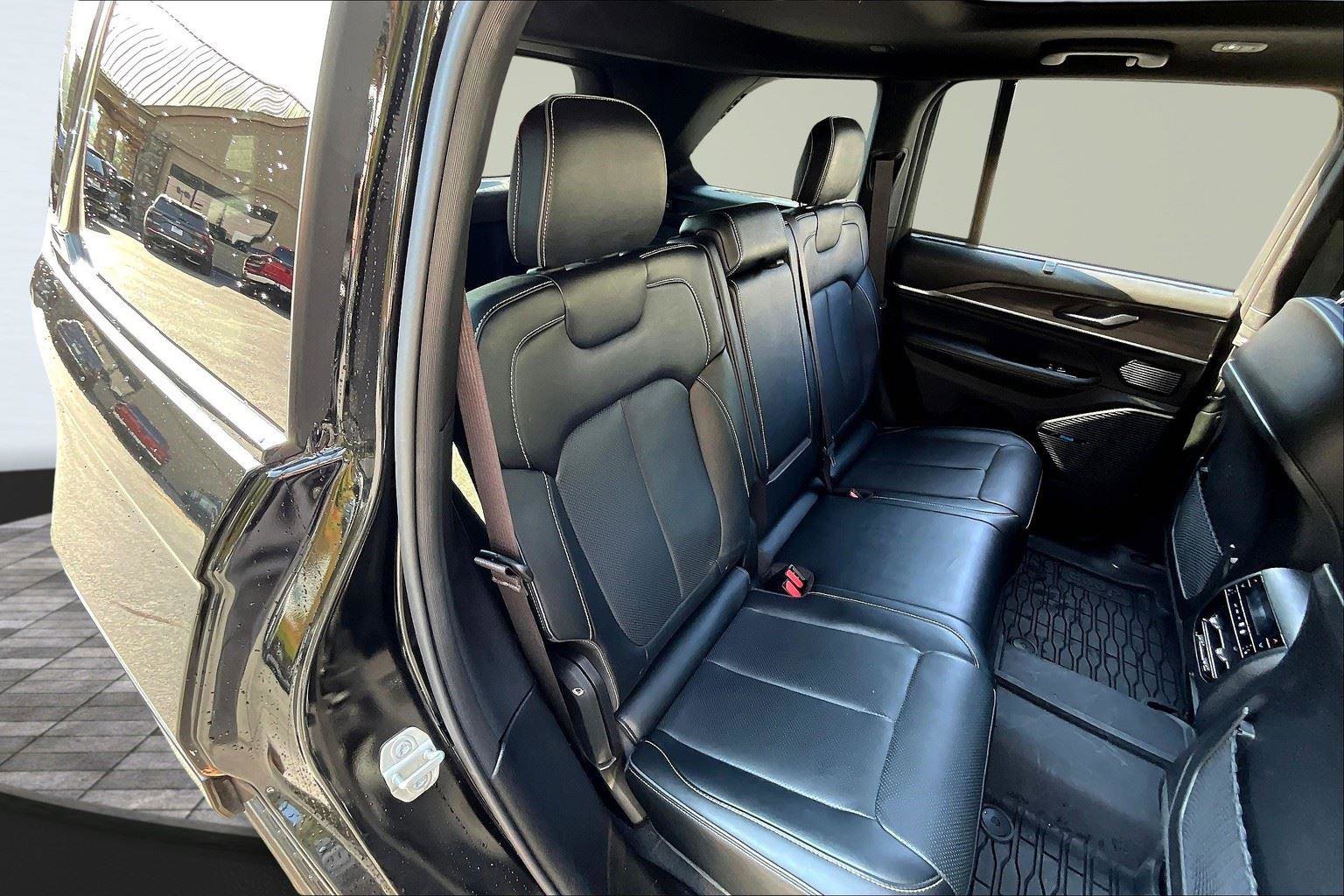 Used 2024 Jeep Grand Cherokee Overland w/ Luxury Tech Group IV image 28