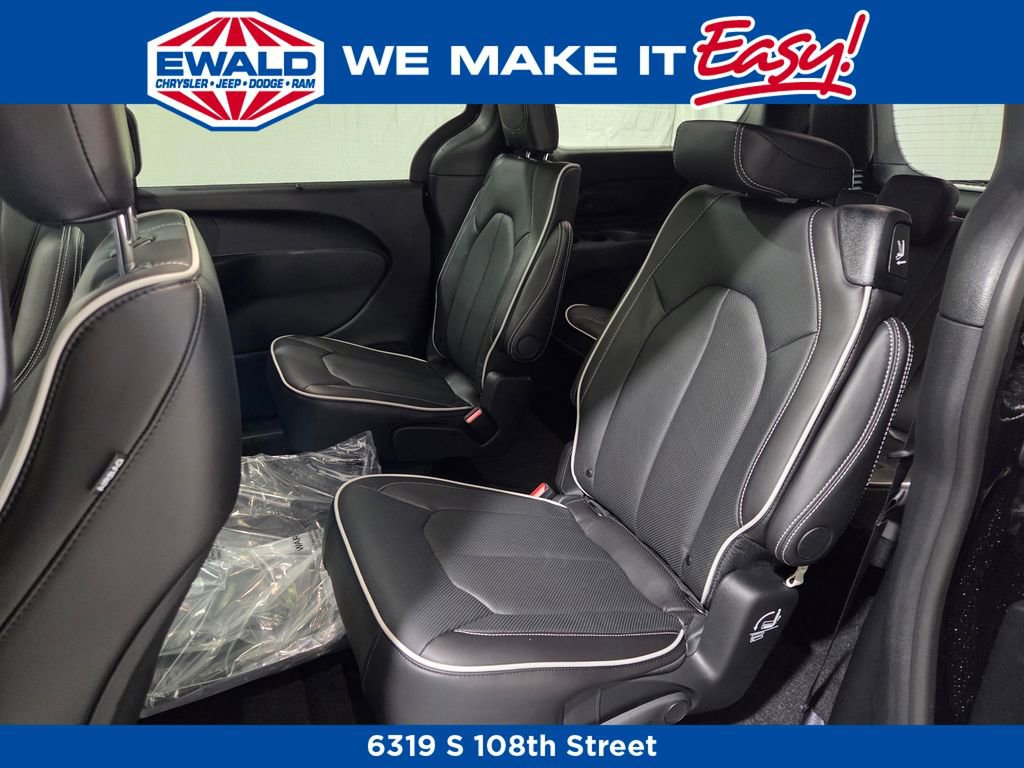 New 2026 Chrysler Pacifica Limited w/ S Appearance Package image 9