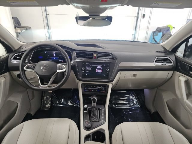 Used 2023 Volkswagen Tiguan SE w/ Panoramic Sunroof Package AWD/4WD image 30