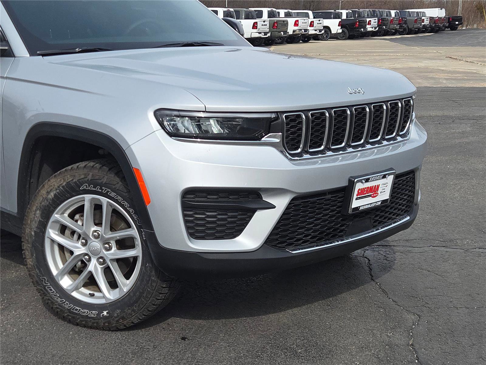 Used 2024 Jeep Grand Cherokee Laredo X image 2