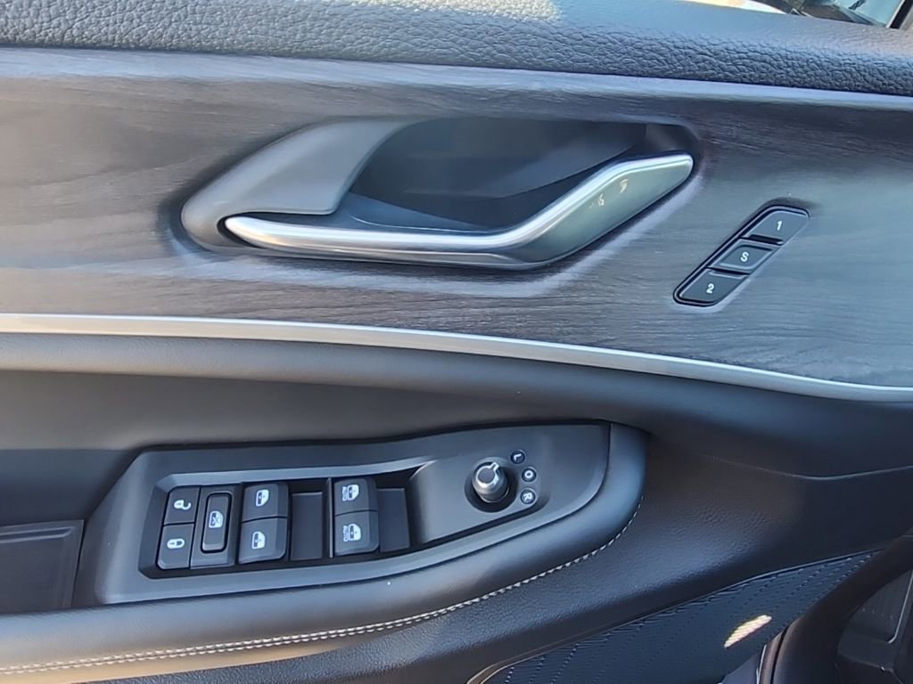 New 2025 Jeep Grand Cherokee L Limited w/ Black Appearance Package AWD/4WD image 28