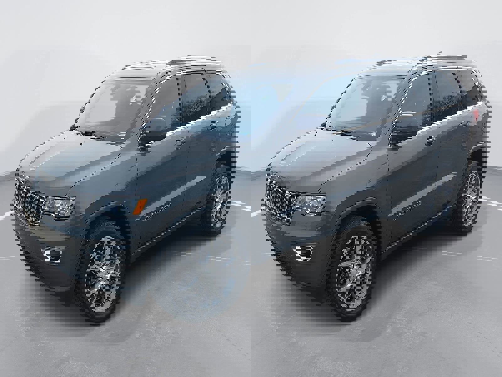 Used 2021 Jeep Grand Cherokee Laredo image 1