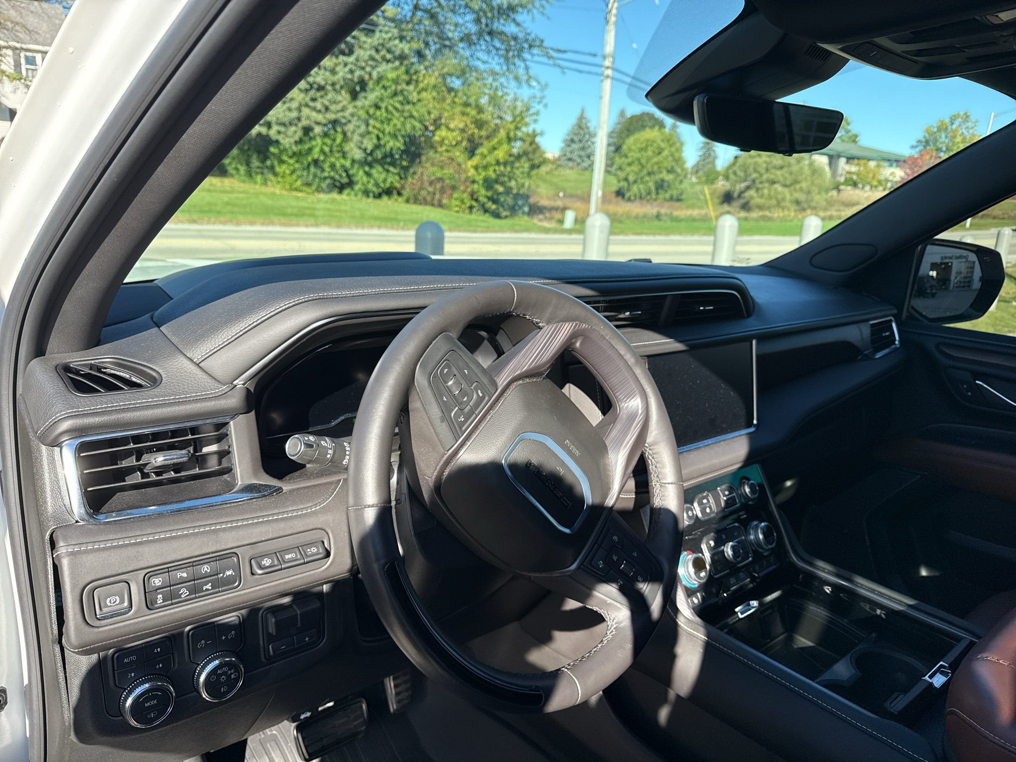 Used 2024 GMC Yukon XL Denali Ultimate AWD/4WD image 8
