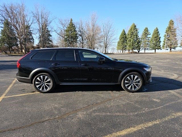 Used 2023 Volvo V90 B6 Cross Country Plus image 7
