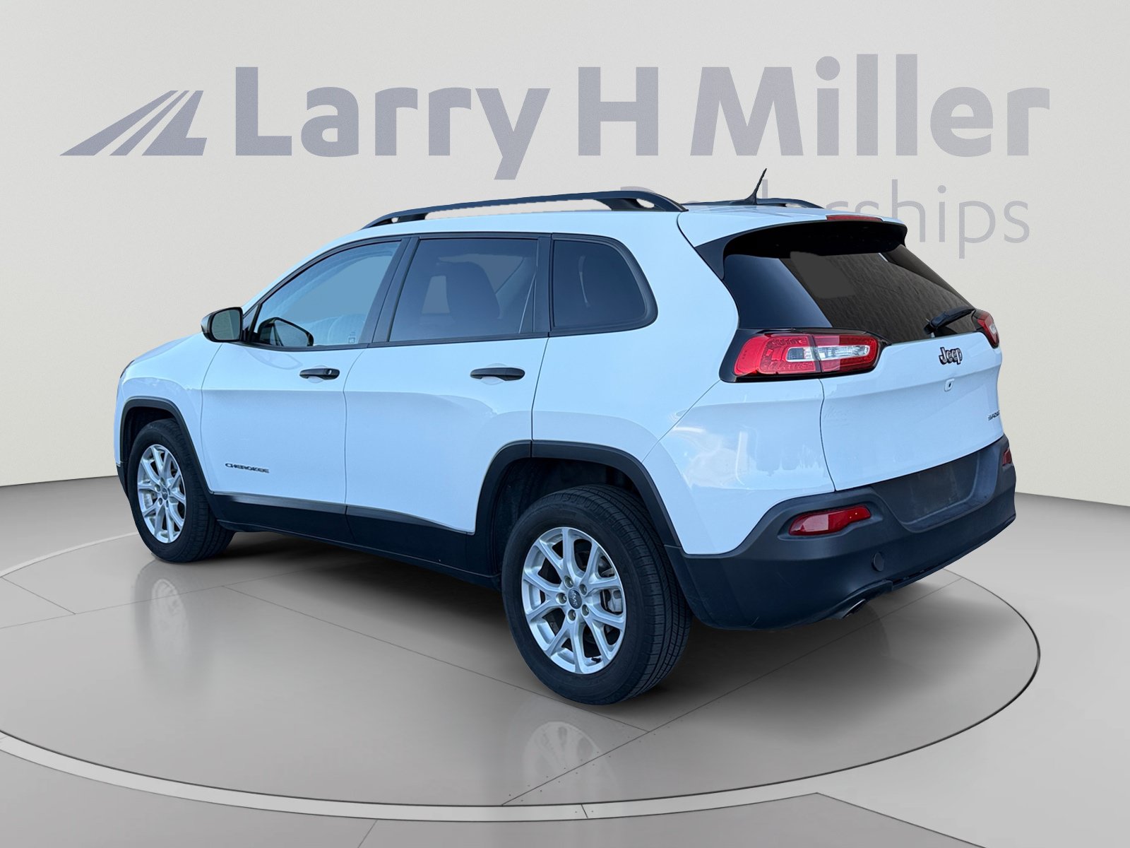 Used 2016 Jeep Cherokee Sport FWD image 3